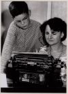 Thea Beckman achter de schrijfmachine met haar zoon Jerry, 1960. Collectie Literatuurmuseum